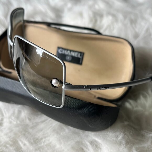 Vintage Chanel Pearl Lens Charm Quilted Accent Wire Frame Sunglasses RAR - Picture 1 of 7